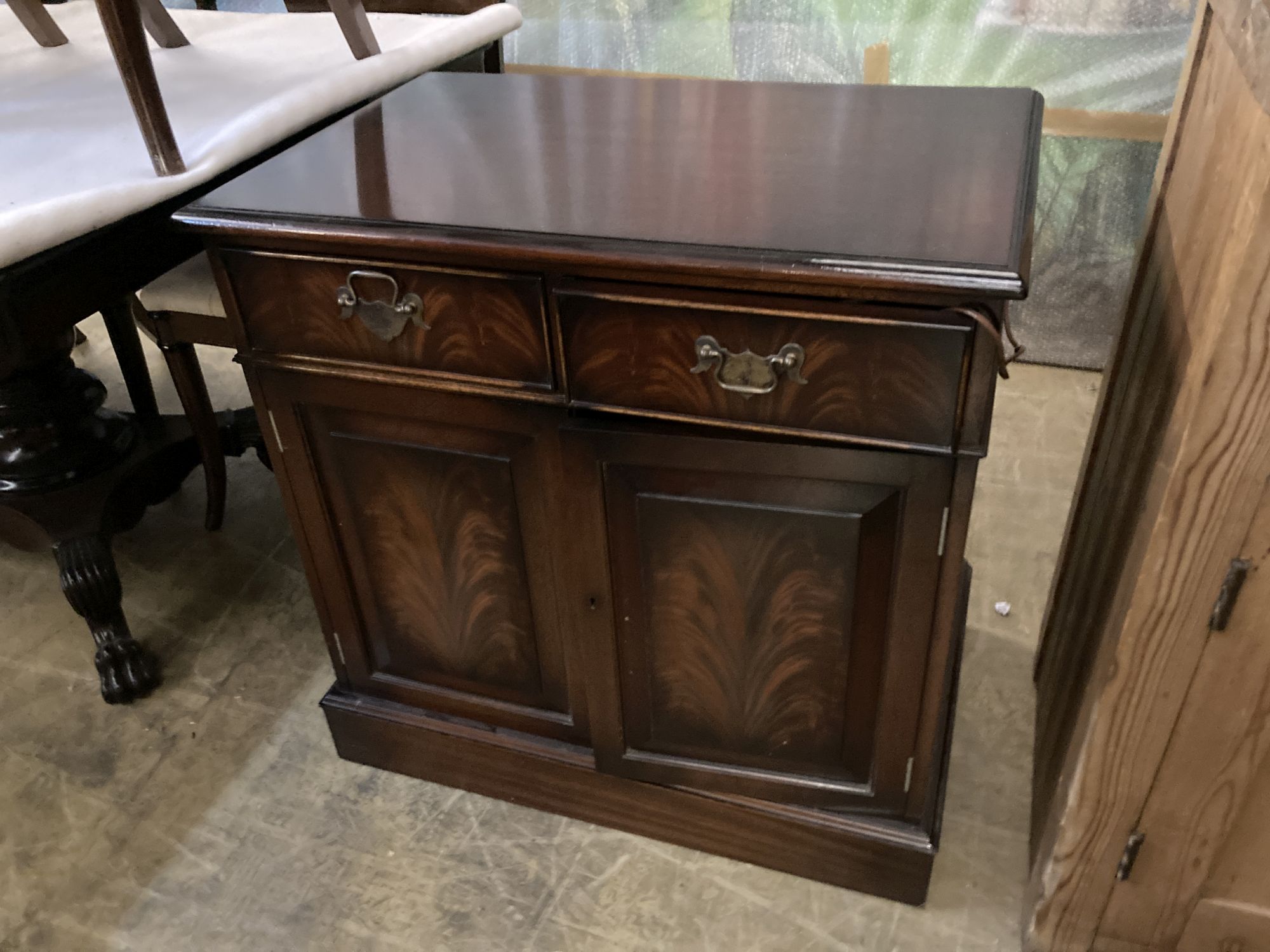 A Regency style mahogany dining suite, comprising rectangular dining table, 176cm extended (one spare leaf), six chairs and a side cabi